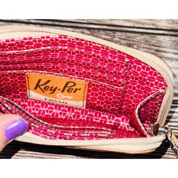 Fossil Key-Per Deep Pink Coated canvas Zip Wristlet Purse Card Holder - Picture 3 of 3